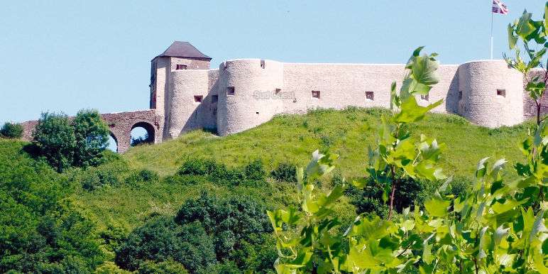 Chateau fort Mauleon licharre ciel bleu pays basque