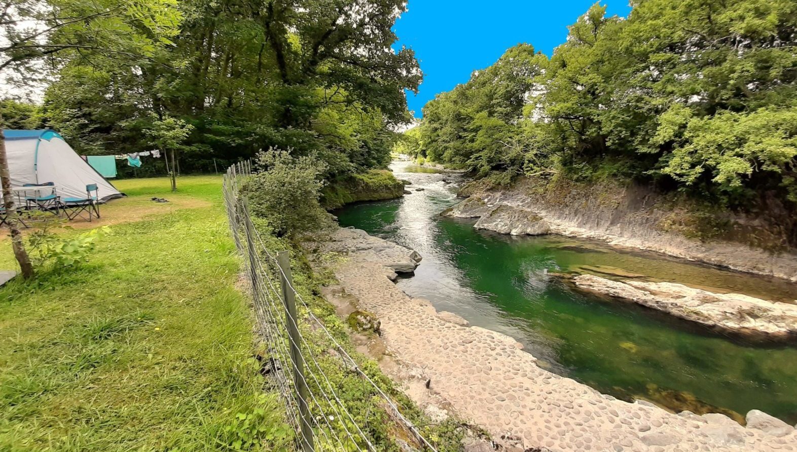 Emplacement coté rivière camping Uhaitza